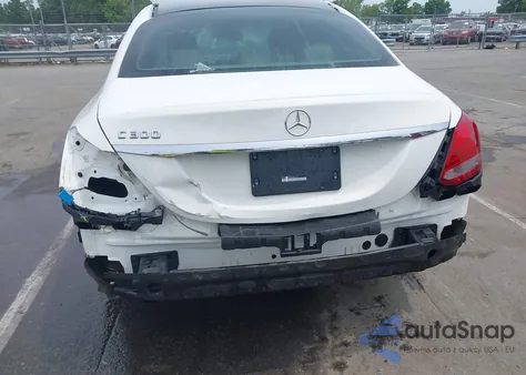 2016 Mercedes-Benz C 300 Luxury/Sport z USA, uszkodzony, nr VIN 55SWF4JB8GU096616